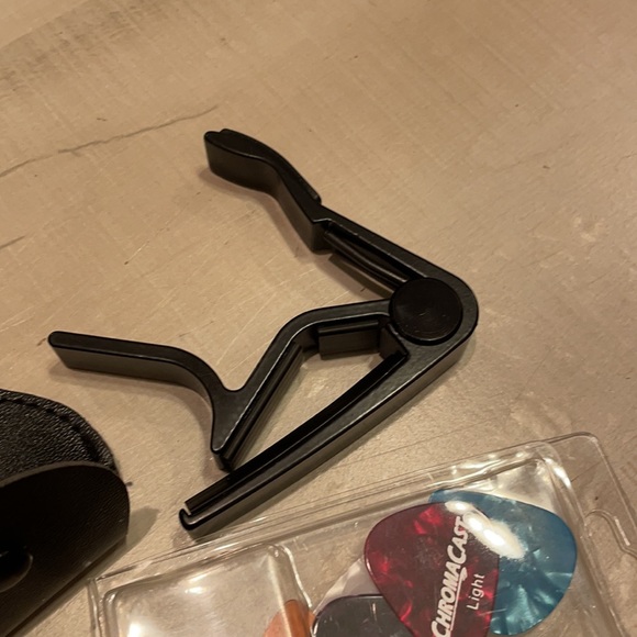 Guitar Picks and Guitar Capo - Picture 5 of 7